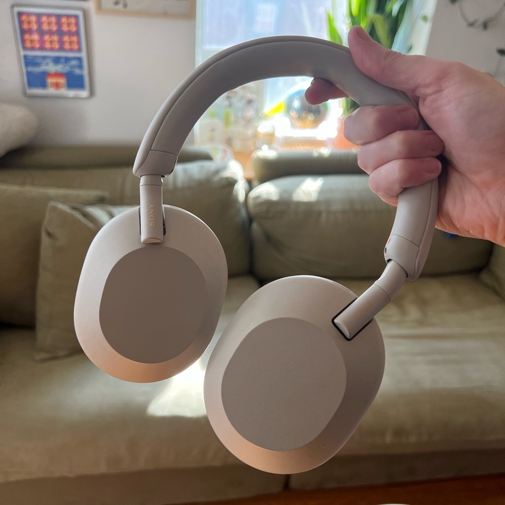 Sony - WH-1000XM5 Wireless Noise-Canceling Over-the-Ear Headphones - Sil…
